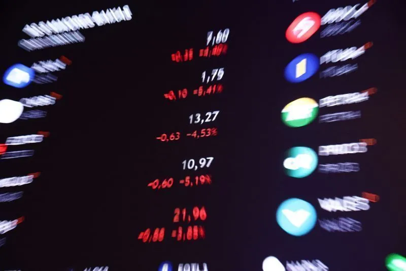 Ibovespa cai diante de exterior desfavorável e crise do STF no radar